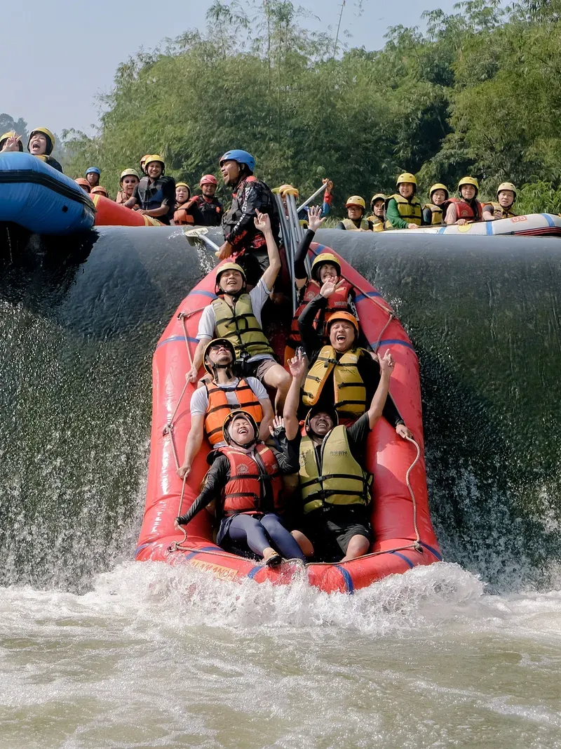 Pengarungan Arung Jeram 11 KM Cisadane
