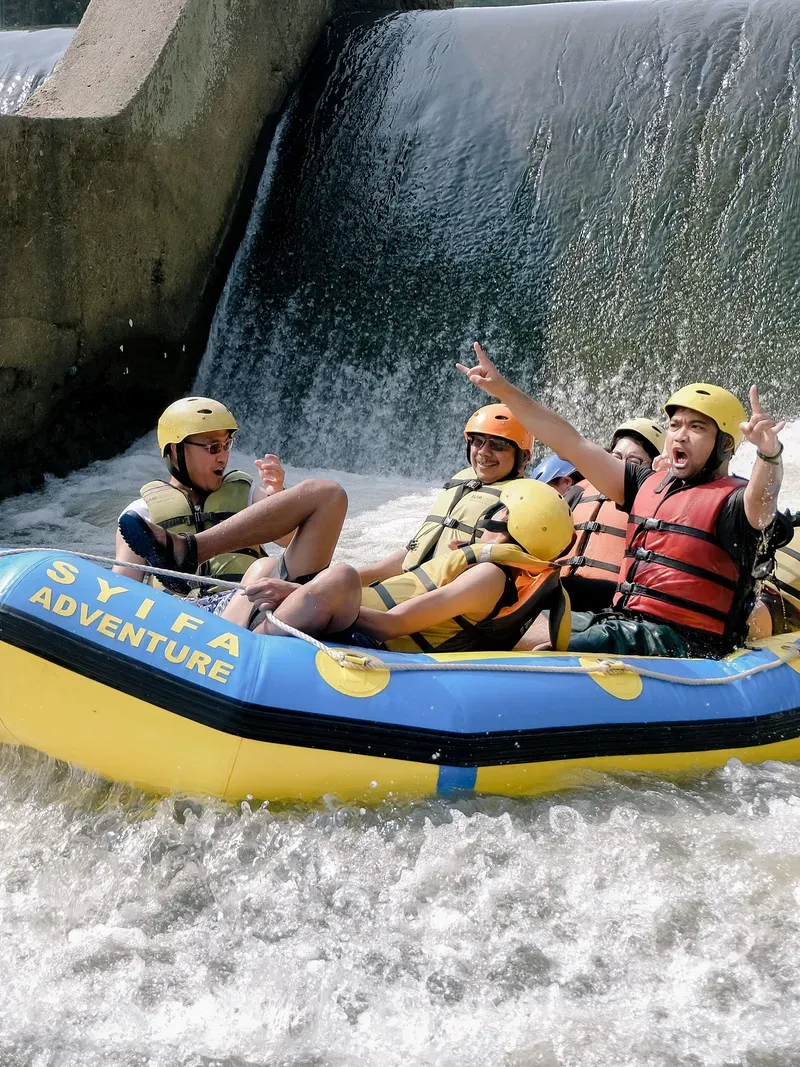 Kekompakan Rombongan di Jeram Cisadane